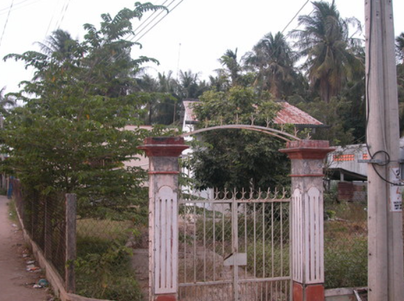 Theo hồ sơ vụ án, chiều 31/1/2006 (mùng 3 Tết Bính Tuất), sau ngày làm việc tại cơ sở sản xuất bánh kẹo, anh Đỗ Ngọc Thạch (SN 1981) trở về nhà trong con hẻm nhỏ trên đường Học Lạc, P8, TP Mỹ Tho, tỉnh Tiền Giang. Vừa mở cửa, anh Thạch bị choáng bởi mùi hôi nồng nặc. Nghĩ là chuột hay mèo chết, anh vội tìm kiếm khắp nhà và "định vị" mùi hôi bốc ra từ căn phòng của em trai Đỗ Minh Thành (SN 1985). Bước vào phòng Thành, mùi hôi bốc lên dữ dội hơn khiến anh Thạch nghi ngờ có chuyện bất thường. Bật đèn, Thạch nhìn thấy dưới gầm giường có một vật lạ được phủ kín bằng chiếc mền. (Căn nhà nơi xảy ra vụ án)