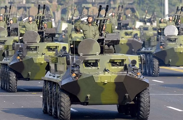 BTR-60 còn được dùng làm khung gầm lắp đặt pháo phòng không tầm thấp ZU-23-2 cỡ nòng 23mm có thể dùng cho phòng không lục quân.