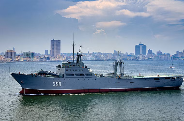 Chiến hạm lớn nhất của Cuba là chiếc Rio Damuji được trang bị pháo hạm 57mm, 2 tên lửa chống tàu P-15 Termit, pháo 25mm và súng máy. Tuy nhiên, hình dáng con tàu giống với kiểu tàu vận tải hơn là tàu chiến thực thụ. Dường như đây lại là sản phẩm cải tiến của Cuba dựa trên một loại tàu vận tải nào đó, trang bị thêm tên lửa chống tàu.