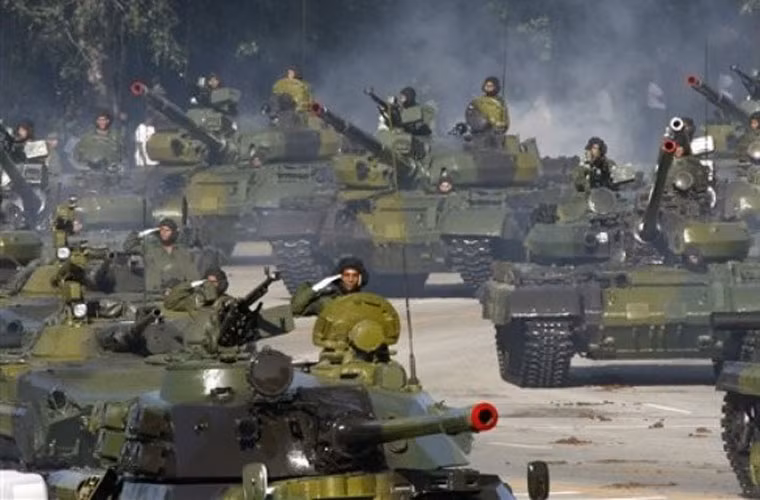 Lực lượng Lục quân Cuba vẫn là thành phần đông đảo nhất trong các thành phần chính cấu thành nên lực lượng vũ trang Cuba. Hầu hết trang bị của lục quân đều xuất xứ từ Liên Xô và một vài nước khác, ngoài ra còn do Cuba thực hiện nâng cấp, cải tiến trang bị.