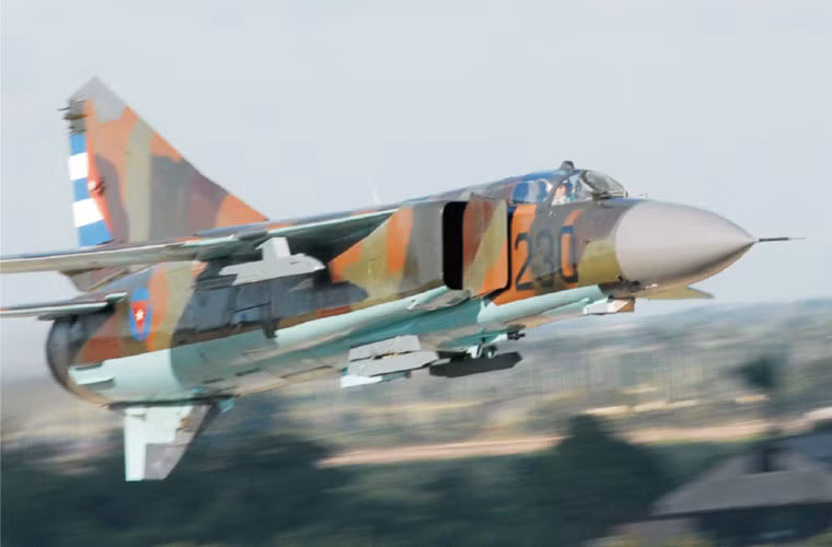 Trong ảnh là tiêm kích cánh cụp cánh xòe siêu âm MiG-23 của Không quân Cuba.