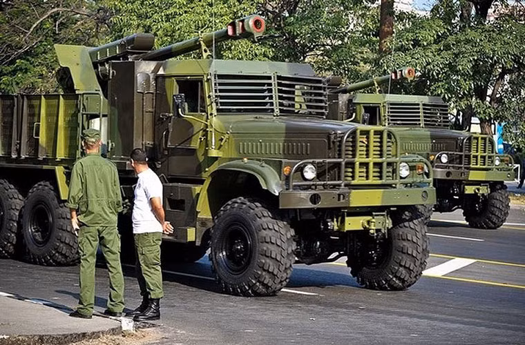 Một số khẩu pháo cũng được Cuba tự cải tiến lắp lên khung gầm xe vận tải bánh lốp biến nó thành pháo tự hành. Trong ảnh là khẩu pháo kéo D-30 122mm lắp lên thùng sau xe vận tải bánh lốp cải tiến.