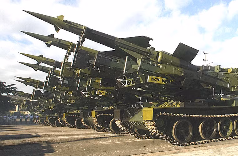 Bệ phóng và đạn tên lửa S-125 lắp trên khung gầm cơ sở xe tăng T-54/55.