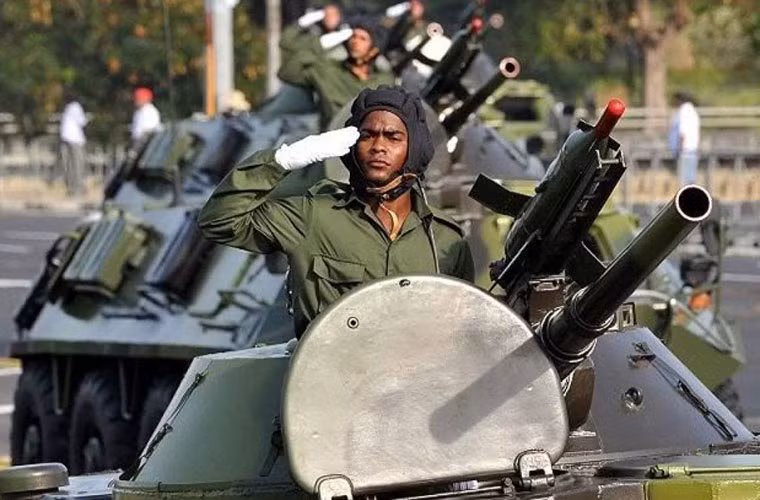 Trong ảnh là tháp pháo xe chiến đấu BMP-1 (pháo chính 73mm và bệ phóng tên lửa chống tăng AT-3) lắp trên khung gầm xe bọc thép chở quân BTR-60.