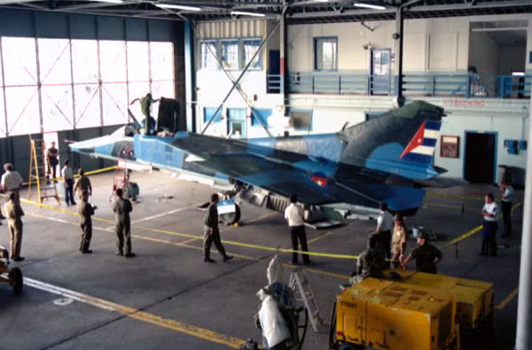 Lực lượng không quân chiến đấu của Cuba trang bị 3 loại tiêm kích chủ lực gồm: MiG-21; MiG-23 và MiG-29. Số lượng có thể lên tới hơn 100 chiếc nhưng thực tế còn sử dụng có lẽ chỉ ở mức vài chục chiếc.