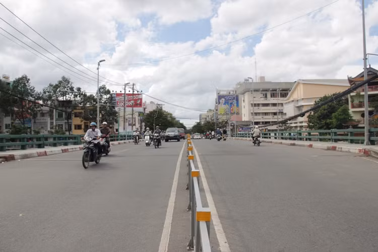 Năm 1994, cầu Lê Văn Sĩ được nâng cấp, mở rộng...