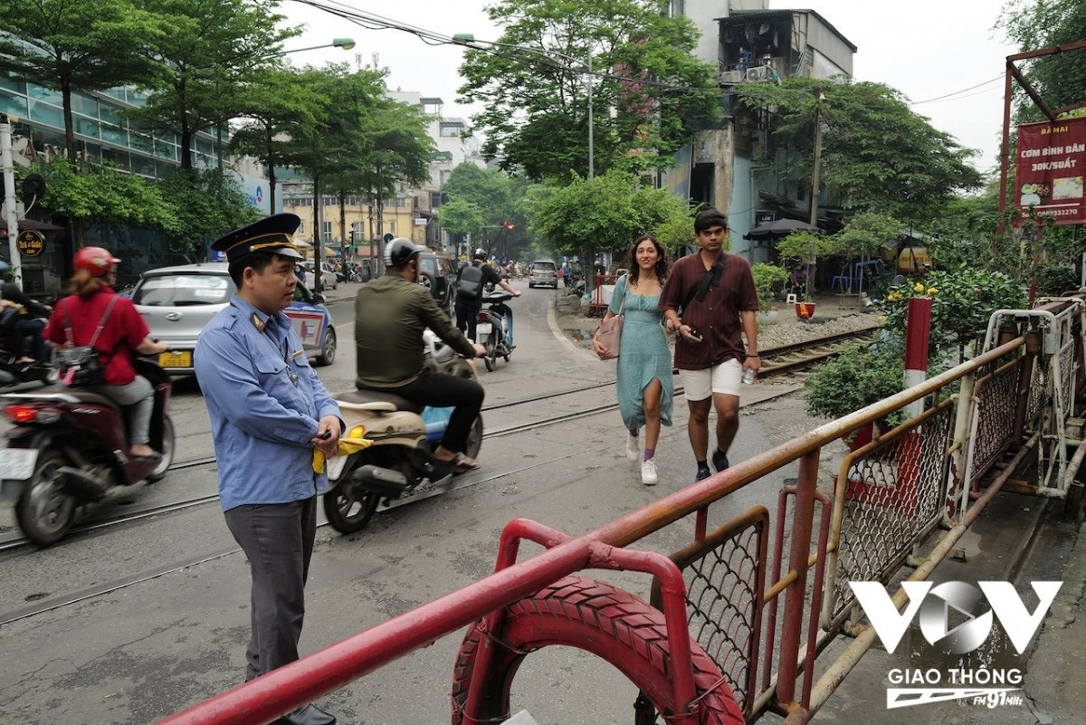 Dù không có rào chắn, không có lực lượng chức năng, và cảnh quan, cuộc sống không khác gì mấy so với đoạn đường sắt chạy qua phố Phùng Hưng, nhưng đoạn đường sắt đối diện, bắt đầu từ đường Điện Biên Phủ kéo dài đến phố Nguyễn Khuyến - Lê Duẩn lại gần như không có một bóng khách nước ngoài "hiếu kỳ" đến thăm quan, dù chỉ cách nhau vài bước chân