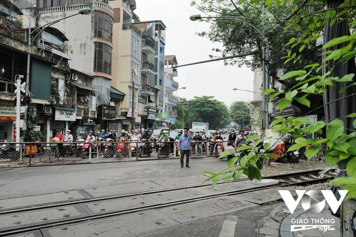 Cuộc sống, sinh hoạt của những hộ dân nằm trên tuyến đường này vẫn như cách đây mấy chục năm, không hề thay đổi và bị xáo trộn bởi sự quan tâm của du khách nước ngoài, như phía bên đoạn đường Phùng Hưng
