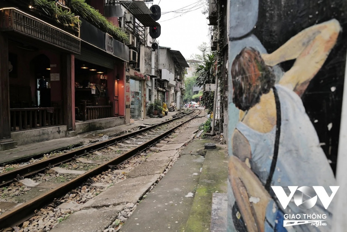 Phía đầu phố giáp đường Điện Biên Phủ cũng có 1-2 quán cà phê, tuy nhiên gần như không có khách