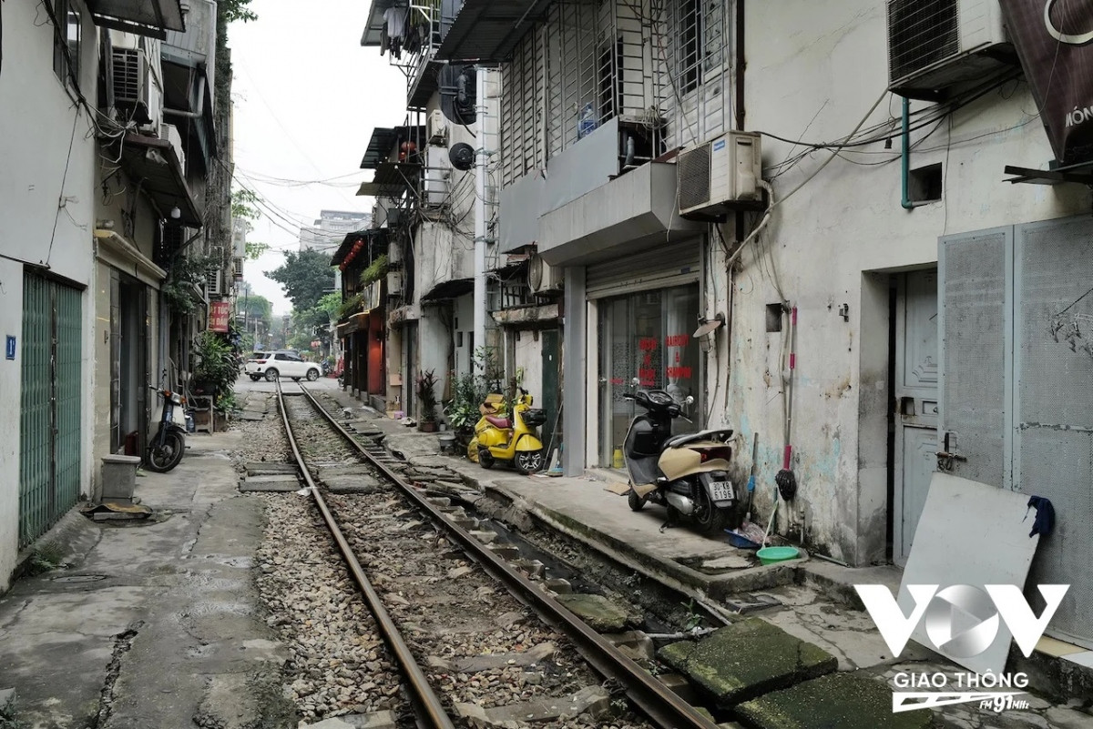 Những cư dân ở đây, một phần là cán bộ ngành đường sắt, một phần là những người đã ở đây lâu năm, hoặc người đến ở trọ...