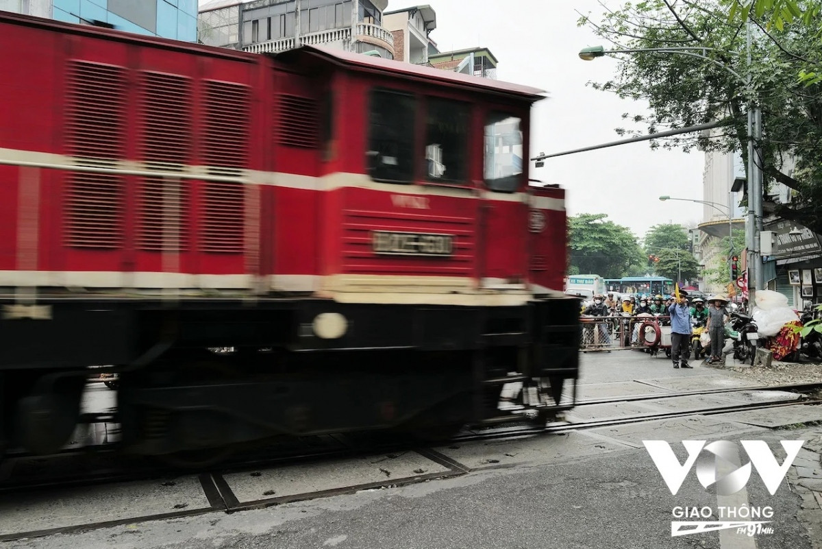 Không có cảnh hàng chục, hàng trăm du khách nước ngoài đứng "xem" tàu chạy qua như ở phố Phùng Hưng, chỉ cách vài bước chân