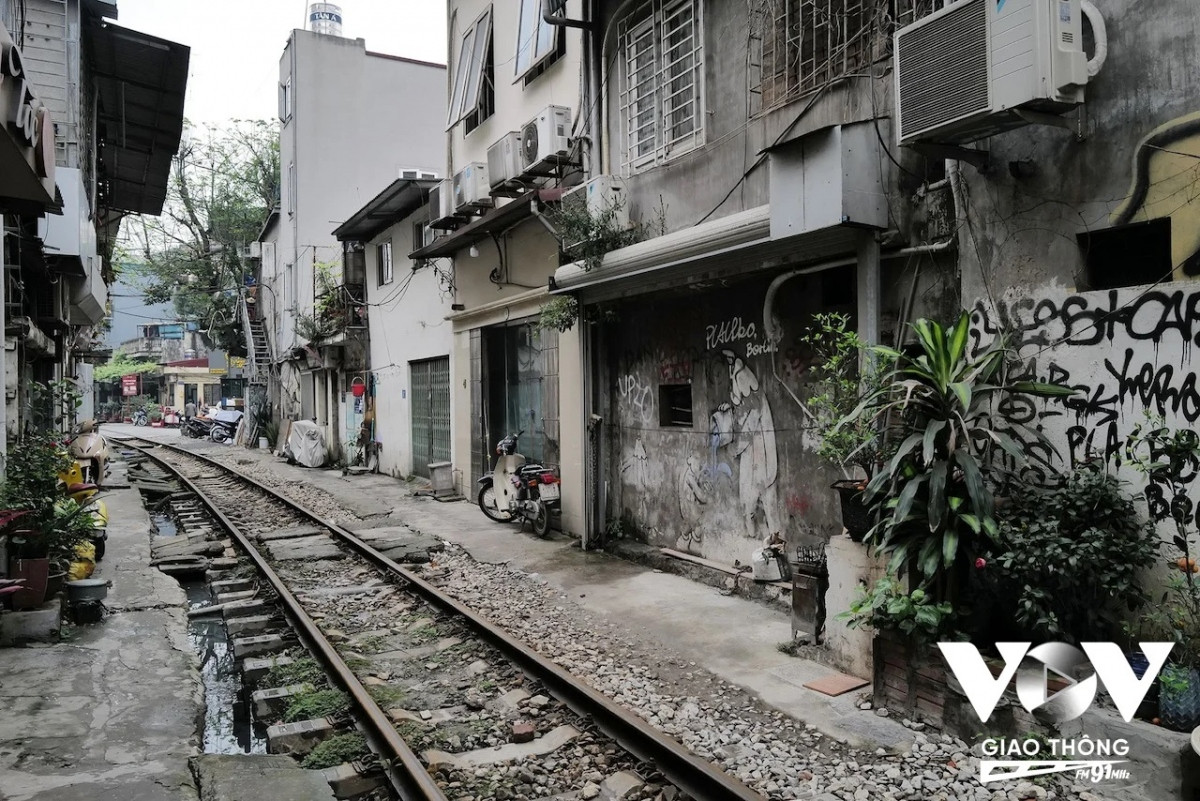 Gần như không có hoạt động kinh doanh hàng quán trên đoạn đường này