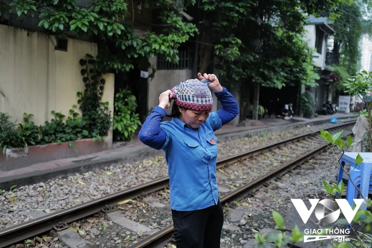 Cư dân sinh sống hai bên đường sắt trên tuyến đường này chủ yếu là người lao động nghèo hoặc cán bộ ngành đường sắt...