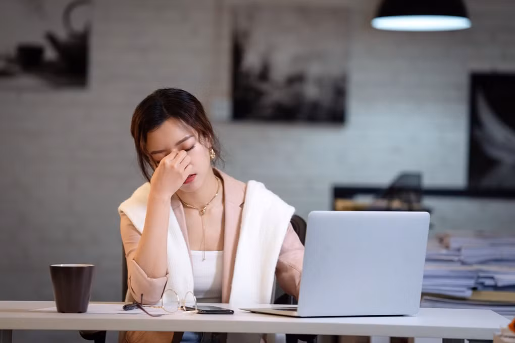 Bi sa thai vi tu choi lam viec vao cuoi tuan, co gai thang kien