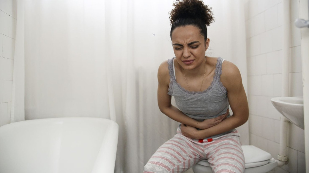 Những triệu chứng này bao gồm đầy hơi, táo bón, tiêu chảy, ợ nóng và buồn nôn. Để giảm bớt những tình trạng khó chịu ảnh hưởng đến hệ tiêu hóa này, chuyên gia đã đưa ra một số biện pháp tự nhiên. (Ảnh: Goodlifestudio / Getty Images)