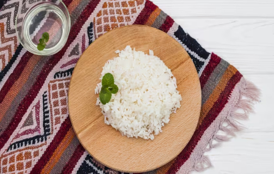 Bệnh tiêu chảy: Cố gắng tập trung vào chế độ ăn nhạt bao gồm chuối, cơm, sốt táo (táo nấu chín) và bánh mì nướng (chế độ ăn BRAT). Tránh các thực phẩm cay, nhiều chất béo và giàu sữa cho đến khi các triệu chứng giảm bớt.