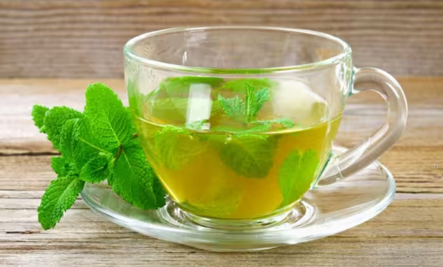 Ợ nóng: Hạn chế ăn thực phẩm có tính axit và cay để thoát khỏi tình trạng này. Chia nhỏ các bữa ăn, không ăn quá nhiều cùng một lúc và tránh nằm ngay sau khi ăn. Ngoài ra, uống trà bạc hà cũng là một biện pháp hữu ích.