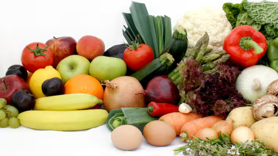 Táo bón: Tăng lượng chất xơ bằng trái cây, rau và ngũ cốc nguyên hạt. Ngoài ra, bạn nên giữ đủ nước và cân nhắc bổ sung các thực phẩm giàu magie như rau xanh và các loại hạt vào chế độ ăn uống hàng ngày.