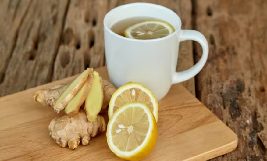 Buồn nôn: Chuyên gia cho biết uống trà gừng, nhấm nháp đồ ăn nhẹ có gừng hoặc nhai một nhánh gừng sẽ giúp giảm buồn nôn. Hơn nữa, điều quan trọng là phải giữ cơ thể đủ nước và nên ăn những bữa ăn nhỏ, nhạt cho đến khi cơn buồn nôn qua đi.