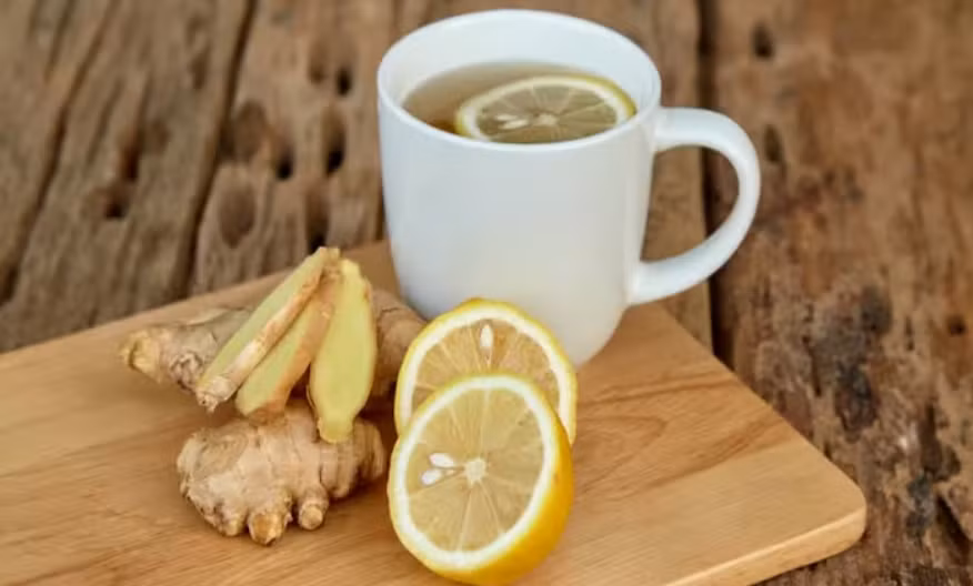 Buồn nôn: Chuyên gia cho biết uống trà gừng, nhấm nháp đồ ăn nhẹ có gừng hoặc nhai một nhánh gừng sẽ giúp giảm buồn nôn. Hơn nữa, điều quan trọng là phải giữ cơ thể đủ nước và nên ăn những bữa ăn nhỏ, nhạt cho đến khi cơn buồn nôn qua đi.