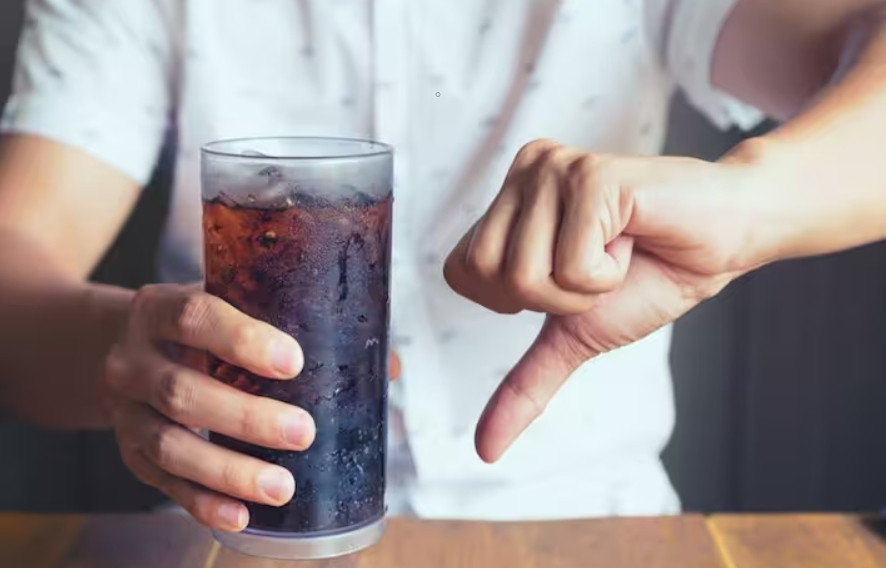 Đầy hơi: Để giải quyết vấn đề đầy hơi, hãy cắt giảm đồ uống có ga và thực phẩm giàu natri. Chuyên gia dinh dưỡng cho biết, kết hợp men vi sinh và enzyme tiêu hóa vào chế độ ăn uống của bạn sẽ giúp hỗ trợ hệ tạp khuẩn đường ruột khỏe mạnh.