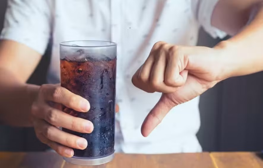 Đầy hơi: Để giải quyết vấn đề đầy hơi, hãy cắt giảm đồ uống có ga và thực phẩm giàu natri. Chuyên gia dinh dưỡng cho biết, kết hợp men vi sinh và enzyme tiêu hóa vào chế độ ăn uống của bạn sẽ giúp hỗ trợ hệ tạp khuẩn đường ruột khỏe mạnh.