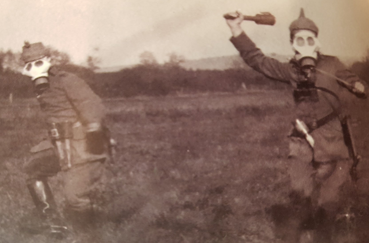 Càng là nơi ẩm ướt, khí mù tạt càng tác động nhanh do phản ứng thủy phân. Đáng sợ nhất là loại khí độc này không khiến nạn nhân chết ngay, mà làm cơ thể họ bị lở loét, gây đau đớn vô hạn và kéo dài thời gian chờ chết đến tận 6 tuần. Chỉ nội trong Ypres, khí mù tạt đã gây ra “cái chết chậm” cho 10 nghìn người.