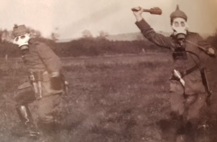 Càng là nơi ẩm ướt, khí mù tạt càng tác động nhanh do phản ứng thủy phân. Đáng sợ nhất là loại khí độc này không khiến nạn nhân chết ngay, mà làm cơ thể họ bị lở loét, gây đau đớn vô hạn và kéo dài thời gian chờ chết đến tận 6 tuần. Chỉ nội trong Ypres, khí mù tạt đã gây ra “cái chết chậm” cho 10 nghìn người.