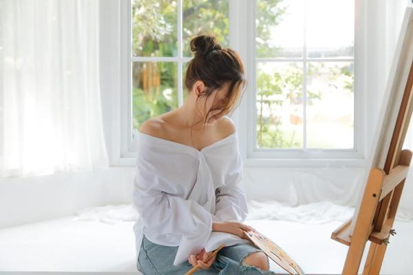 ô chạy show nhiều hơn để lo cho cuộc sống của 3 mẹ con. Lưu Hương Giang cũng đôi lần nhắn nhủ những lời ẩn ý về tình trạng cảm xúc hiện tại. "Tuổi mới tự nhủ thôi thì ta cứ luôn dịu dàng cho dù đôi lúc thế giới chẳng hề dịu dàng với ta", giọng ca "Giọt sương và chiếc lá" chia sẻ trong ngày đón tuổi mới.