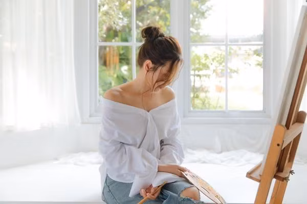 Cô chạy show nhiều hơn để lo cho cuộc sống của 3 mẹ con. Lưu Hương Giang cũng đôi lần nhắn nhủ những lời ẩn ý về tình trạng cảm xúc hiện tại. "Tuổi mới tự nhủ thôi thì ta cứ luôn dịu dàng cho dù đôi lúc thế giới chẳng hề dịu dàng với ta", giọng ca "Giọt sương và chiếc lá" chia sẻ trong ngày đón tuổi mới.