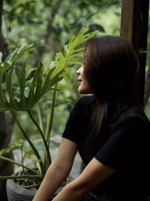 Mới đây, Lưu Hương Giang lại khiến khán giả quan tâm khi Lã Thanh Huyền lên tiếng động viên đàn chị. Khi chia sẻ ảnh 2 chị em, mỹ nhân họ Lã viết: "Người phụ nữ thành công không chỉ kể đến những gì họ đã đạt được mà phải kể đến những gì họ đã trải qua". Dòng viết này nhận được sự quan tâm của khán giả, nhiều người dành những lời an ủi đến Lưu Hương Giang. Ai cũng mong muốn cuộc sống của nữ ca sĩ gốc Thành Nam hạnh phúc và bình yên hơn.