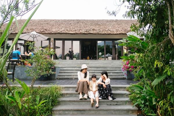 goài ra, cô còn đưa con đi chơi ở nhiều điểm du lịch sang trọng trong và ngoài nước. Như lời diva Mỹ Linh tiết lộ, cô và chồng tuy chia tay nhưng luôn giữ mối quan hệ bạn bè để chăm sóc, nuôi dạy 2 con.