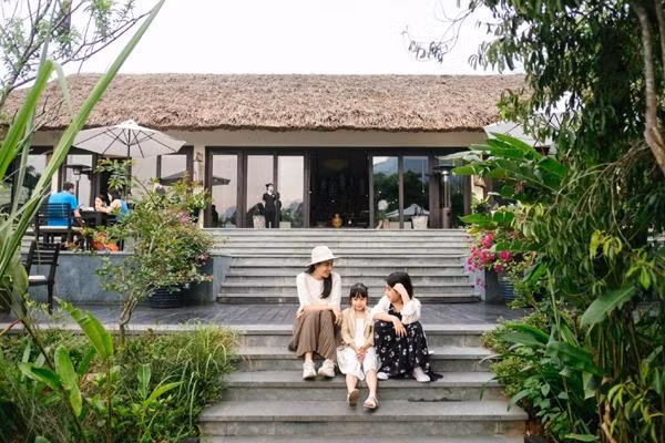 Ngoài ra, cô còn đưa con đi chơi ở nhiều điểm du lịch sang trọng trong và ngoài nước. Như lời diva Mỹ Linh tiết lộ, cô và chồng tuy chia tay nhưng luôn giữ mối quan hệ bạn bè để chăm sóc, nuôi dạy 2 con.