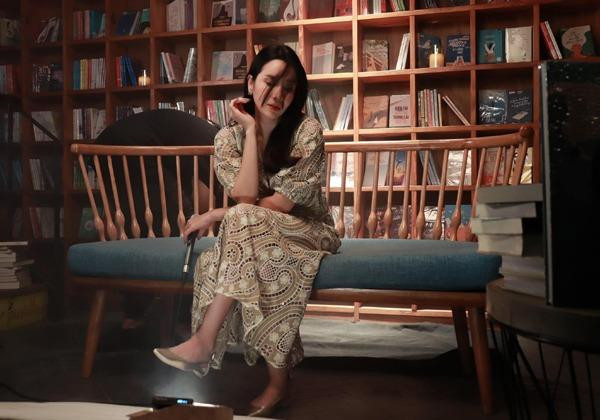 ỹ Linh còn so sánh giữa Phương Vy Idol và Lưu Hương Giang, một người có chồng còn người còn lại đã ly hôn. Sự khác biệt giữa hai đàn em gợi lên trong nữ diva nhạc Việt nhiều suy ngẫm. “Mình ngắm nhìn hai em, đều xinh đẹp, tài năng lại giỏi giang nữa mới chợt nghĩ phận đàn bà đúng là buồn vui có muốn hay không cũng chỉ chủ động được năm phần. Năm phần khác mình không chủ động được.Em Vy lúc diễn ngã đau vội tìm vòng tay ông xã để khóc để tủi thân. Giang lúc buồn không như ý lại nhắn tin cho chị Linh than vài câu. Đấy là sau hậu trường còn trên sân khấu chỉ có nụ cười rạng rỡ của tất cả chị em. Vì sân khấu là cống hiến, trong ‘héo’ mấy thì ngoài cũng vẫn là ‘tươi’. Cái nghề nó phải thế”, Mỹ Linh viết.