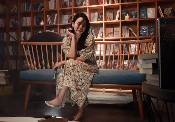 Mỹ Linh còn so sánh giữa Phương Vy Idol và Lưu Hương Giang, một người có chồng còn người còn lại đã ly hôn. Sự khác biệt giữa hai đàn em gợi lên trong nữ diva nhạc Việt nhiều suy ngẫm. “Mình ngắm nhìn hai em, đều xinh đẹp, tài năng lại giỏi giang nữa mới chợt nghĩ phận đàn bà đúng là buồn vui có muốn hay không cũng chỉ chủ động được năm phần. Năm phần khác mình không chủ động được.Em Vy lúc diễn ngã đau vội tìm vòng tay ông xã để khóc để tủi thân. Giang lúc buồn không như ý lại nhắn tin cho chị Linh than vài câu. Đấy là sau hậu trường còn trên sân khấu chỉ có nụ cười rạng rỡ của tất cả chị em. Vì sân khấu là cống hiến, trong ‘héo’ mấy thì ngoài cũng vẫn là ‘tươi’. Cái nghề nó phải thế”, Mỹ Linh viết.