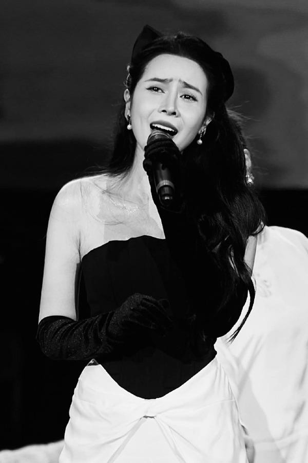 rên trang cá nhân, Lưu Hương Giang chỉ chia sẻ về công việc của mình. "Hạnh phúc của người đứng trên sân khấu là nhìn xuống phía dưới thấy những nụ cười, những phút lặng im khi mọi người chăm chú lắng nghe ta hát, ta chuyện trò", nữ ca sĩ gốc Thành Nam trải lòng.