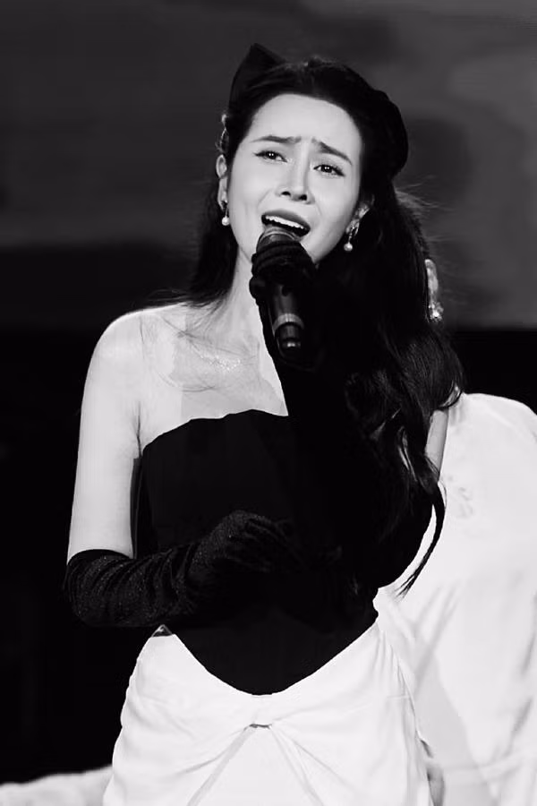 Trên trang cá nhân, Lưu Hương Giang chỉ chia sẻ về công việc của mình. "Hạnh phúc của người đứng trên sân khấu là nhìn xuống phía dưới thấy những nụ cười, những phút lặng im khi mọi người chăm chú lắng nghe ta hát, ta chuyện trò", nữ ca sĩ gốc Thành Nam trải lòng.