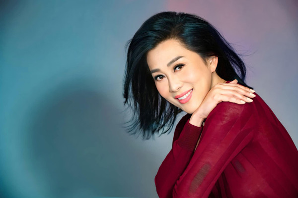 Thừa hưởng nét đẹp của mẹ - Đặng Tuyết Mai, MC Nguyễn Cao Kỳ Duyên bước sang tuổi U60 vẫn giữ được nhan sắc rạng ngời.