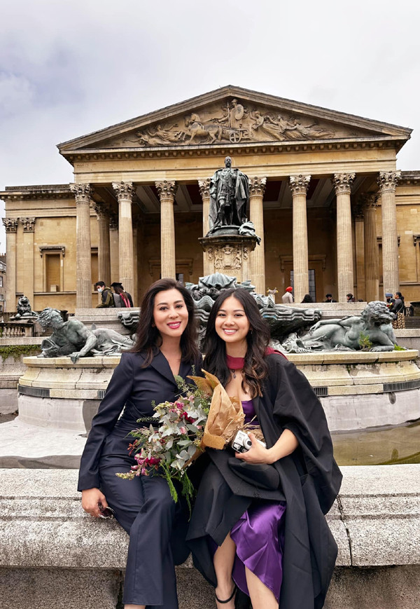 Vượt qua nỗi buồn đời tư, chị đã nuôi dạy các con thành những thiếu nữ xinh đẹp, giỏi giang và tự lập. Là người hiện đại, cởi mở, lại đang sống ở trời Tây nhưng MC Nguyễn Cao Kỳ Duyên lại dạy con theo nề nếp, lề lối của phương Đông.