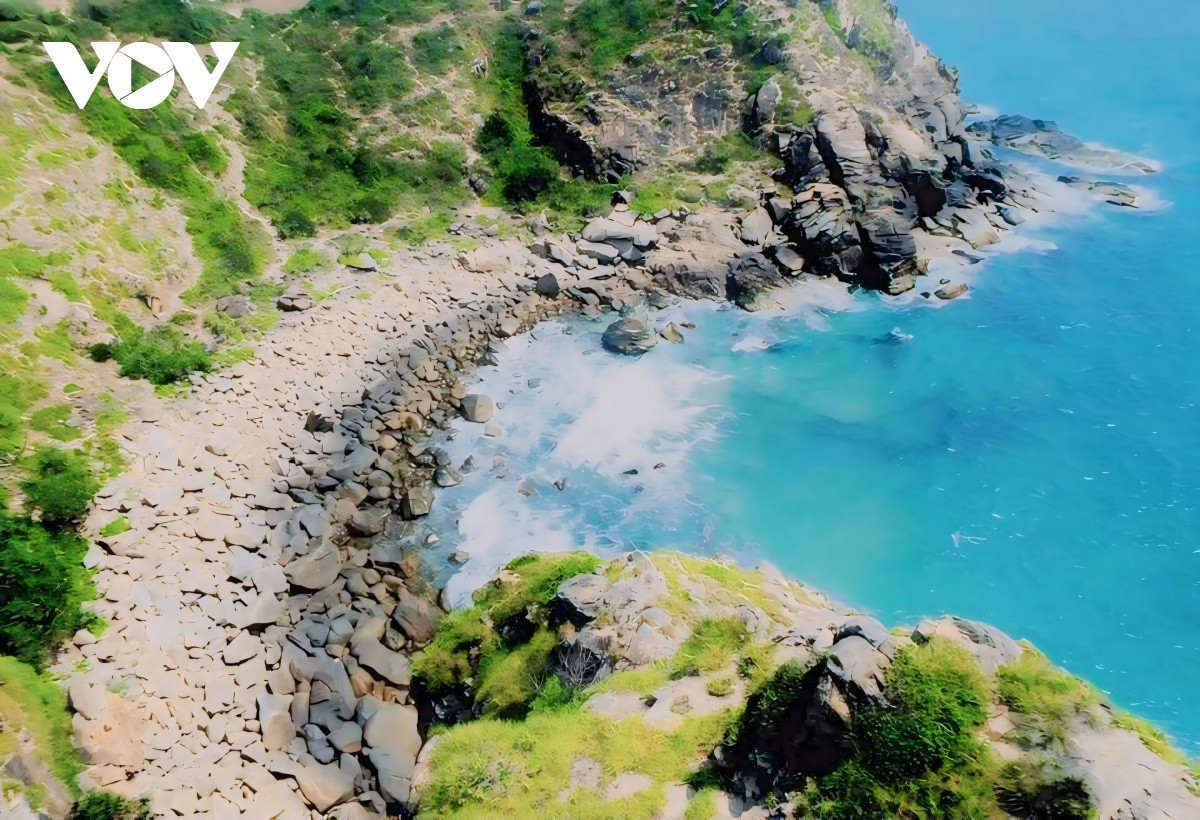 Hang Én - một hang đá tự nhiên ở Sa Huỳnh, một điểm đến của nhiều du khách khi về Sa Huỳnh.