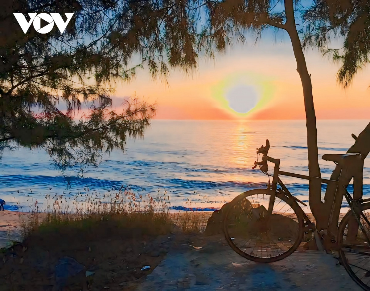 Lung linh bình minh trên biển Sa Huỳnh.