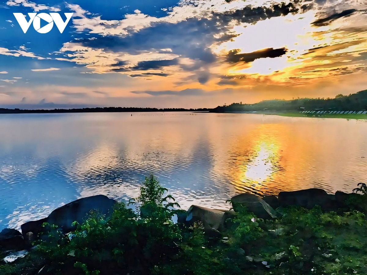 Ánh bình minh trên đầm An Khê