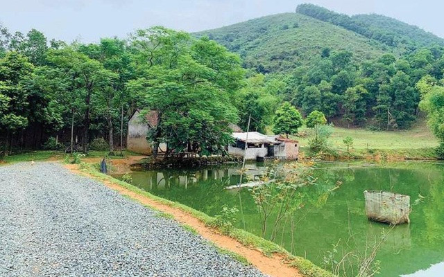  Ý nghĩa của câu này là khi có tiền và muốn đầu tư vào đất đai, không nên mua đất ven sông, dù đó là mảnh đất có phì nhiêu đi nữa. 