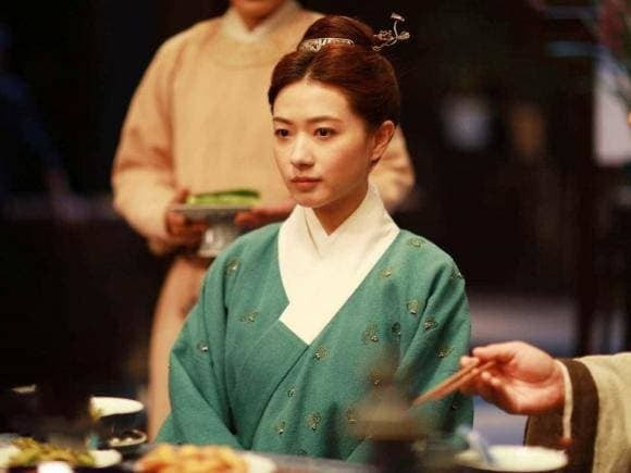 Đồng thời, người phụ nữ xưa cũng rất quý trọng danh dự của mình. Do đó, nếu một người phụ nữ tái giá, xã hội sẽ coi đó như một vi phạm đạo đức và phong tục truyền thống, và thường bị ruồng bỏ bởi gia đình chồng.