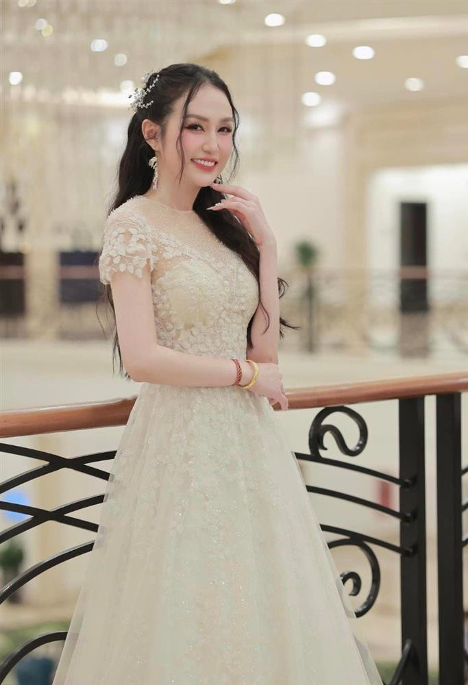 Ba xa Tuan Hung thang hang nhan sac, me style khoe them nguc quyen ru-Hinh-3