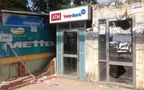 Buồng ATM ngân hàng Vietinbank trên đường Lê Văn Việt, quận 9 (đối diện trường Đại học GTVT), nơi các tên trộm đi ôtô định lấy tài sản.