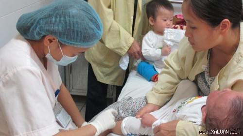 10. Dịch sởi bùng phát dữ dội, nhiều trẻ tử vong Tại nhiều tỉnh thành trên cả nước, dịch sởi đang bùng phái. Đã có hàng trăm ca bệnh và không ít trường hợp tử vong vì sởi, hầu hết đều ở trẻ dưới 5 tuổi.