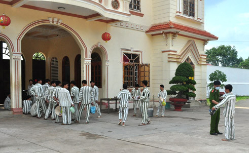  4. Dùng hung khí tấn công cán bộ, đòi chuyển trại Ngày 30/6/2013, 18 bị cáo là phạm nhân đang thụ án tại trại giam Xuân Lộc (Đồng Nai) đã dùng hung khí tấn công cán bộ trại, gây rối trật tự để đòi yêu sách được chuyển trại. Chúng đã dùng đá ném liên tiếp về phía lực lượng cán bộ trại, đồng thời la hét, kích động và lôi kéo các phạm nhân khác cùng tham gia. Một số đối tượng còn chạy xuống khu nhà kỷ luật đập phá ổ khóa các phòng giam, đồng thời thả 19 phạm nhân ra khỏi buồng kỷ luật. Có kẻ còn lẻn vào hội trường đốt cháy rèm vải trang trí sân khấu hội trường.