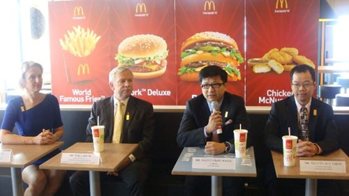 Ông Nguyễn Bảo Hoàng – người sáng lập công ty Good Day Hospitality và người được cấp phép phát triển Thương hiệu McDonald’s Việt Nam chia sẻ: "McDonald’s Việt Nam cam kết sẽ phối hợp với các đối tác nội địa và toàn cầu để phát triển chuỗi cung ứng tại Việt Nam, cung cấp cho không chỉ các nhà hàng McDonald’s trong nước mà trên toàn thế giới. Chúng tôi mong muốn những nhà hàng của mình sẽ là những điểm đến quen thuộc của cộng đồng, nơi mà các gia đình và bạn bè sẽ quây quần vì những trải nghiệm đáng nhớ đến từ thức ăn tươi, ngon, cung cách phục vụ nhanh chóng, thân thiện và một không gian ấm cúng".