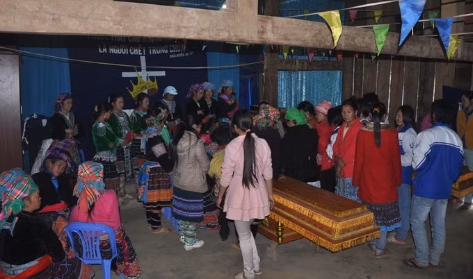 Cảnh tang tóc thê lương đang bao trùm lên người dân Bình Sơn. Tối qua nhiều bản trong xã đã không ngủ vì mọi người phải thức để lo hậu sự cho người chết và chia cắt nhau đến bệnh viện chăm sóc cho những người đang cấp cứu. Ảnh: Tuổi Trẻ.